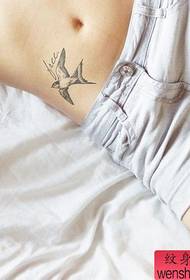 immagine di uno spettacolo di tatuaggi consigliata uno modello di tatuaggio con rondine in vita