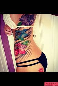 A figura do tatuaje recomendou a cintura dunha muller en cor creativa tatuaxe de flores funciona