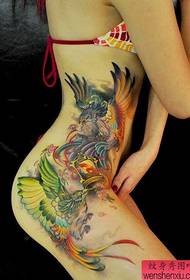 ένα σέξι σχέδιο τατουάζ Phoenix