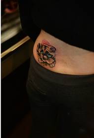 la cintura femenina de la moda puede mirar la imagen del tatuaje de la cabeza del tigre