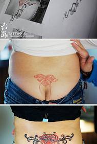 modello tatuaggio rosso piccolo amore nastro