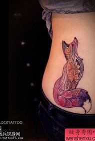 kvinna sidan midjan färg räv tatuering fungerar