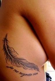 Foto de tatuaje de plumas y letras hermosas de lado femenino