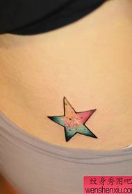 Obrázok tetovacej show odporučil ženskému pasu hviezdny vzor s piatimi hviezdami