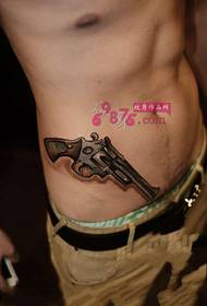 Immagine creativa del tatuaggio di personalità del revolver