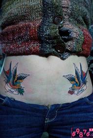 spalvos kregždės šoninės juosmens tatuiruotės paveikslėlis