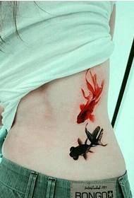 piccola immagine del modello del tatuaggio del pesce rosso della vita delle ragazze