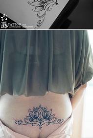 женска талия и красива точка на модела на татуировките във Ватикана
