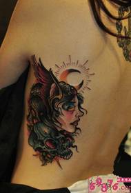 Foto di tatuaggio stile europeo bella ragazza in vita