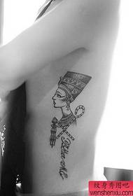 pinggang sisi wanita kerja tato Nefertiti