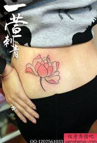 padrão de tatuagem de lótus rosa linda cintura da menina