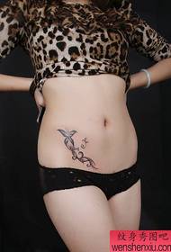 Patró de tatuatge de la papallona de la cintura de la dona