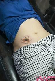 Čerstvé malé tetovanie v páse v lotosovom páse