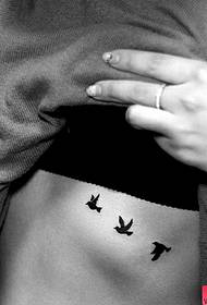 immagine dello spettacolo di tatuaggi consigliata Un modello di tatuaggio con piccione in vita laterale