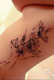 modello di tatuaggio a margherita a mano libera in vita di una donna