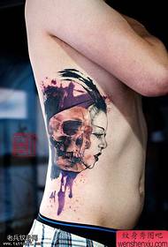 side taille skull tattoo tattoo wurket troch Tattoo litte map diele