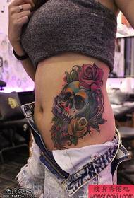 татуировка фигура препоръчва на една жена талията на страничната талия роза череп работи