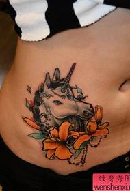 Tetovējumu šova attēls iesaka sievietes vidukļa krāsas vienradža tetovējuma modeli