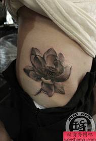 kecantikan pinggang pola tato teratai hitam dan putih yang indah