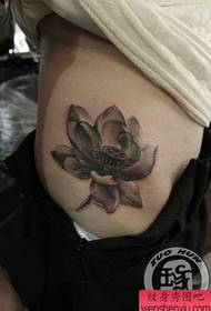 uzuri kiuno nzuri nyeusi na nyeupe lotus muundo wa tattoo