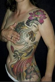 seksi djevojka gornji dio tijela prekrasna slika tetovaže lignje lotosa