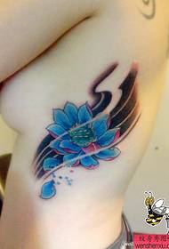 Fotografia e shfaqjes nga tatuazhet rekomandojnë modelin e një tatuazhi të lotusit nga beli anësor i një gruaje