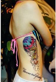 hermosa cintura lateral imagen de tatuaje de medusa bellamente pintada
