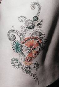Όμορφη εικόνα μαργαρίτα και αμπέλου λεπτή τατουάζ μέσης