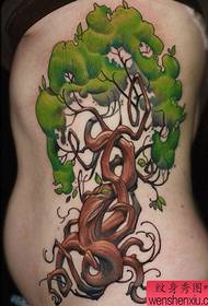 vidukļa krāsas koka tetovējuma raksts