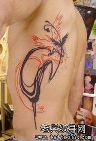 model de tatuaj de flori în stil special la talie