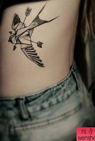 la figura del tatuaggio ha raccomandato il tatuaggio di una rondine sul fianco della donna