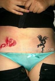 Задебелување сентиментално девојче приватно место пред змејот и мала слика за тетоважа