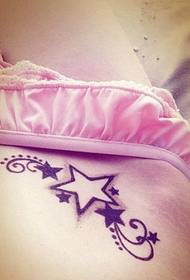 sexy malá krása v páse päťbodová hviezda tetovanie