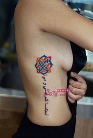 Tatuaje árabe da cintura lateral