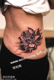 tatuajes de loto de cintura para mujeres compartidos por Tattoo Hall