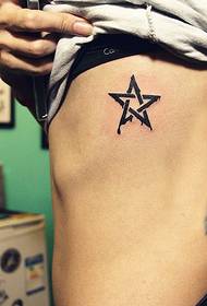 Η τατουάζ δείχνει μπαρ συνιστάται μια πλάγια μέση πεντάκτινο μοτίβο τατουάζ αστέρι