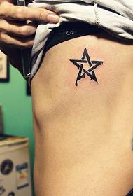 La barra dello spettacolo del tatuaggio ha raccomandato un motivo a stella a cinque punte a vita laterale