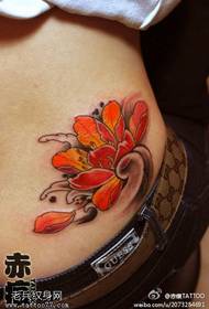 patrón de tatuaje de loto de color de cintura femenina