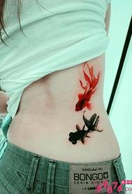 foto del tatuaggio del pesce rosso e nero sul lato vita