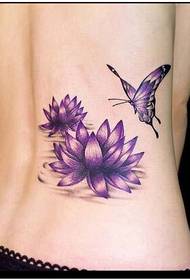 bukuroshja në mes të rritjes së bukur të bukur në kërkim të tatuazhit të lotusit me lotus