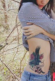 Tattoo შოუ ბარი რეკომენდაცია აქვს გოგონა წელის ვარდის მომაჯადოებელი ტატუ