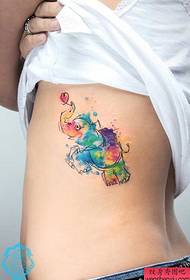 O corpo da tatuagem da cintura das mulheres funciona pela figura da tatuagem, compartilhando a tatuagem 71954-Lado da cintura, pequena tatuagem de cão voador