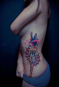 immagine sexy del tatuaggio della maschera del coniglietto di vita sottile di bellezza