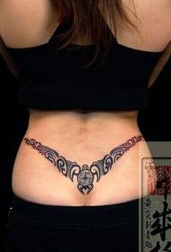 betina Mid-rise pola totem tato yang indah untuk menikmati gambar