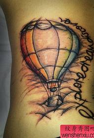 un trabajo de tatuaje de globo de aire caliente de color de cintura