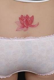 fuori dal fango senza tingere l'immagine del tatuaggio della vita femminile del loto rosso