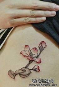 model de tatuaj cu flori în talie unei femei