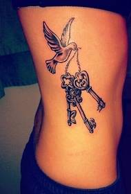 consigliato un'immagine del modello chiave tatuaggio vita femmina laterale