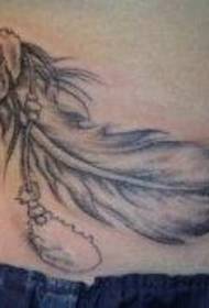 guwapo na baywang itim at puting pattern ng tattoo ng feather