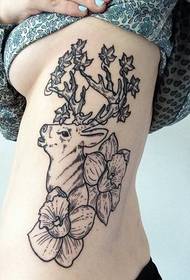 raccomandato Una foto personalizzata con disegno di tatuaggio di antilope in vita